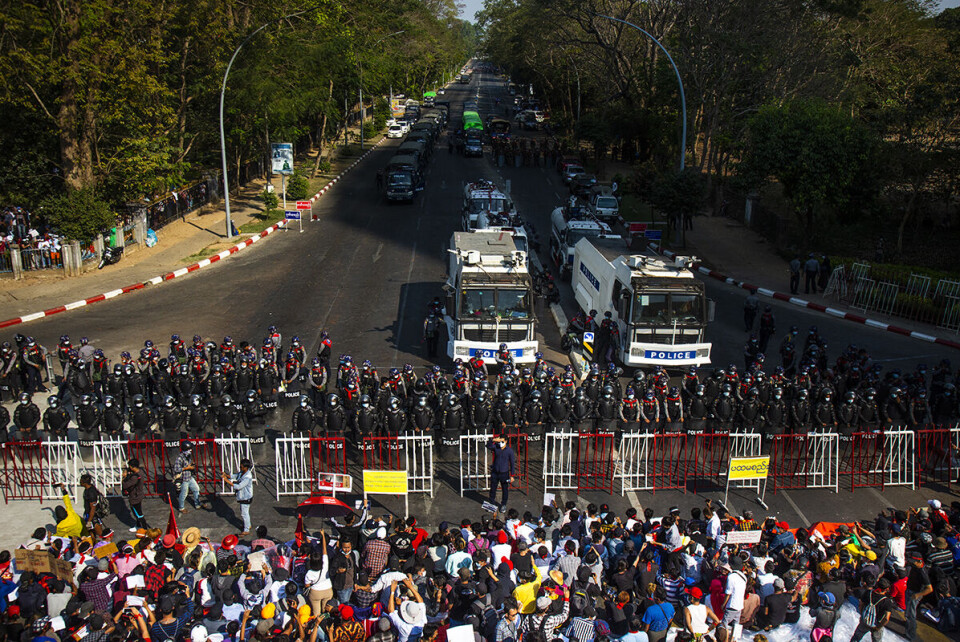Yangon, 9. februar 2021: Hundretusener trosset mandag militærets advarsler og gikk ut i gatene for å protestere. Ved University Avenue i Yangon stod demonstrantene i timesvis i en slags stand-off med politiet. Det hele gikk rolig for seg. Foto: Nyan Zay Htet