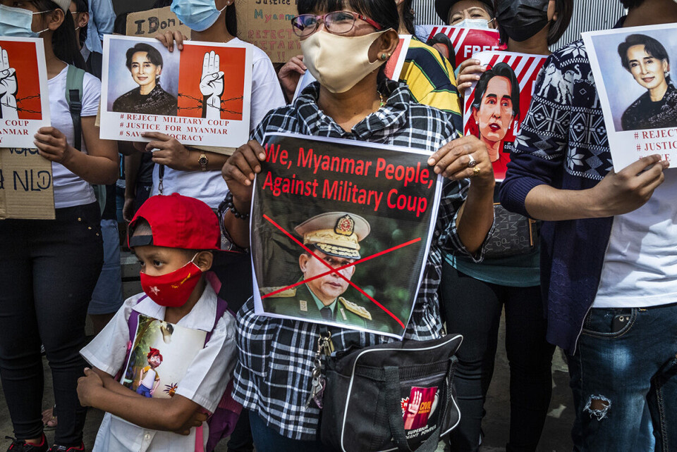 Yangon, 10 februar 2021: For femte dag på rad var det landsdekkende demonstrasjoner mot militærjuntaen. I noen byer ble det brukt vannkanoner, tåregass og gummikuler, og det ble også meldt om skuddskader, men i Yangon fikk demonstrasjonen fortsette uten at det er meldt vold. Foto: Nyan Zay Htet