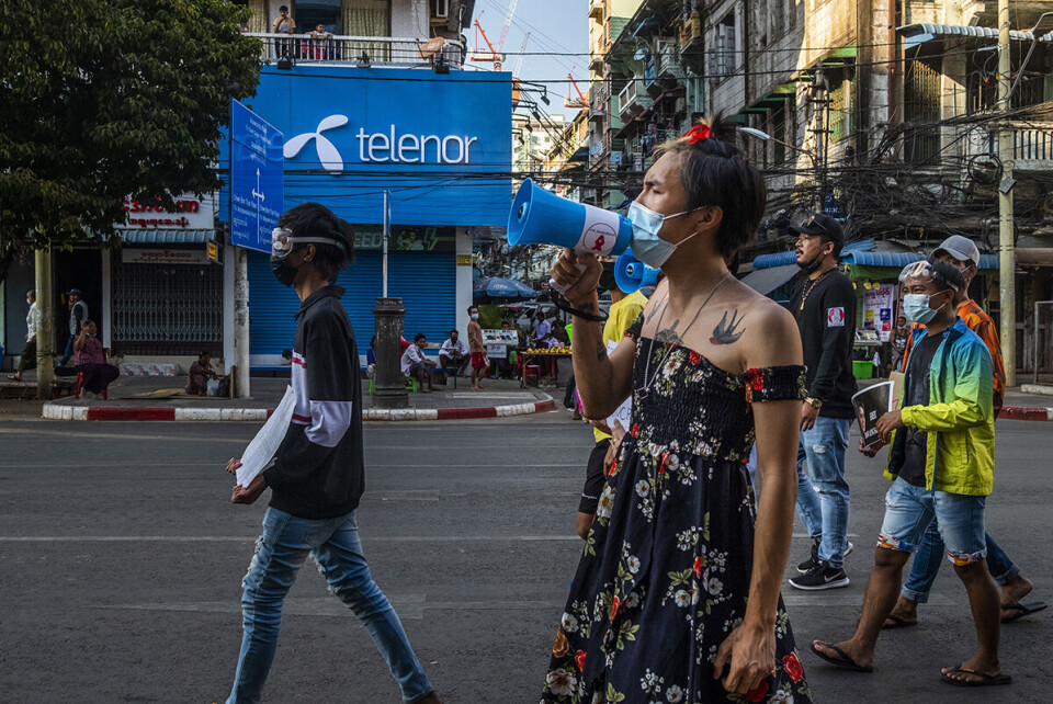 Yangon 10. februar 2021: De siste dagene har det vært store anti-kupp-demonstrasjoner i en rekke byer i Myanmar. Telenor har vært engasjert i landet siden 2013. Men dersom selskapet, med den norske stat på eiersiden, fortsatt vil betjene 18 millioner myanmarere, må Telenorledelsen framover samarbeide med et juntastyre. Foto: Nyan Zay Htet