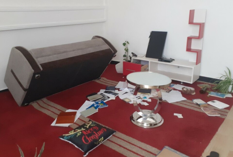 Slik så det ut etter at de tre gjerningsmennene hadde gransket hvert eneste skap og møbel i journalisten Lucy Kassas leilighet. De tok med seg en pc og bilder hun skulle bruke i sitt journalistiske arbeid. Foto: Privat