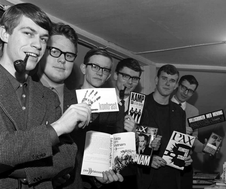 Hans Fredrik Dahl (t.v) Tore Linné Eriksen, Nils Petter Gleditsch, Kjell G. Rosland, Theo Koritzinsky og Tor Bjerkmanni redaksjonslokalene til Pax forlag i 1966. Foto: Aage Storløkken / NTB scanpix