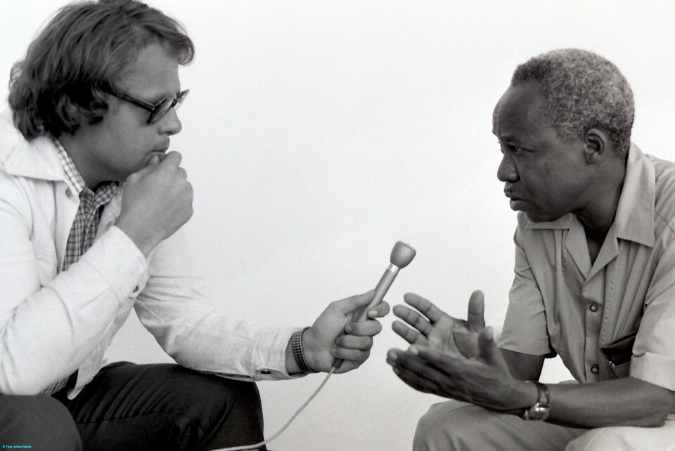 Tore Linné Eriksen intervjuer Tanzanias første president, Julius Nyerere, i 1976. Foto: Tore J. Brevik