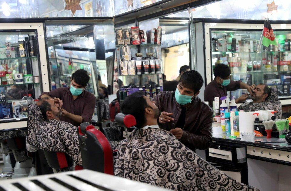 Kabul har opplevd en kraftig økning i kriminaliteten, noe som blant annet har ført til væpnede ran av butikker og innbyggere. Frisøren Malik er en av dem som ble ranet, og nå tør han ikke lenger å holde åpent til seint på kveld. Foto: AP / NTB