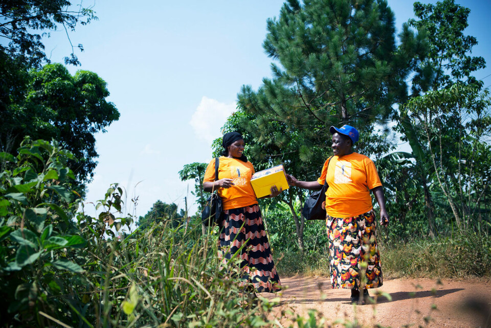 Nankabirwa Kironde (50) og Nsubuga Beatrice (45) går fra hjem til hjem og demonstrerer hvor farlig det er å bruke levende lys og forklarer om fordelene med solenergi.