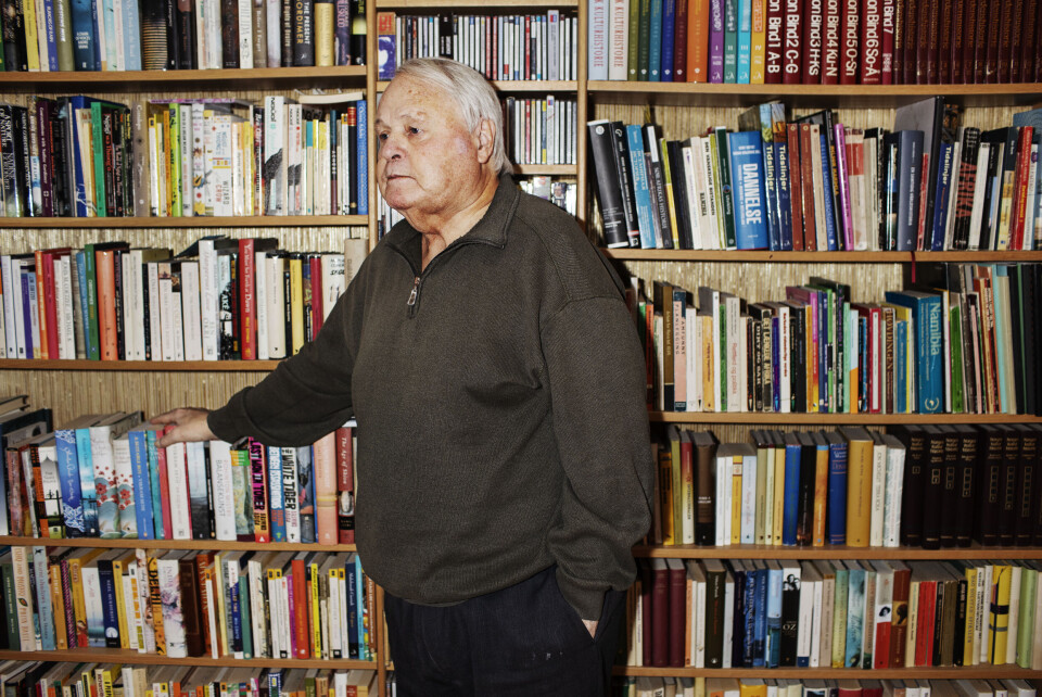 Tore Linné Eriksen leser også skjønnlitteratur. Siden han av helsemessige årsaker ikke kan dra til Afrika lenger, «reiser» han dit via litteraturen. Foto: Andrea Gjestvang