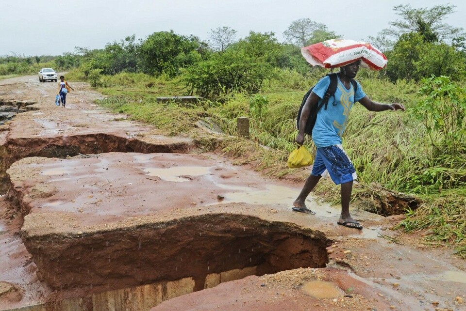 Det grønne klimafondet investerer i tiltak for å redusere klimatuslipp i utviklingsland, og tiltak for å møte klimaendringene. Bildet viser en ødelagt vei i Cabo Delgado i Mosambik etter syklonen Kenneth i april i fjor. Foto: Antonio Silva / EPA / NTB scanpix Det grønne klimafondet investerer i tiltak for å redusere klimatuslipp i utviklingsland, og tiltak for å møte klimaendringene. Bildet viser en ødelagt vei i Cabo Delgado i Mosambik etter syklonen Kenneth i april i fjor. Foto: Antonio Silva / EPA / NTB scanpix
