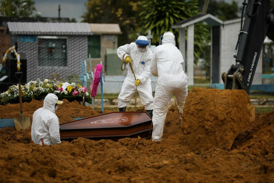 Kirkegårdsarbeidere i Manaus legger en kiste ned i graven ved den offentlige kirkegården Nossa Senhora Aparecida 15. januar. Antallet dødsfall har økt kraftig de siste ukene, blant annet som følge av manglende oksygen til å behandle pasienter med pustebesvær.