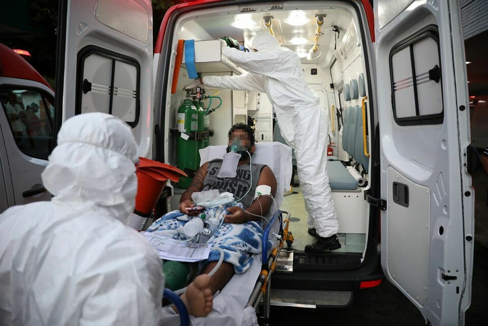 En koronapasient tas inn i en ambulanse på sykehuset Hospital 28 de Agosto i Manaus 21. januar i år. Foto: Lucas Silva