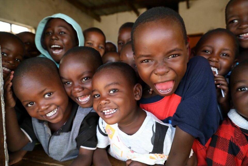Glade skolebarn ved en barneskole i Nkhotakota i Malawi. I fjor var skolene korona-stengt i omlag fem måneder. Nå opplever de at skolen stenger enda en gang, etter en ny smittebølge. Foto: Dietmar Temps / Alamy / NTB