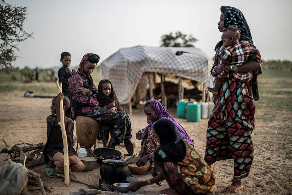 Wodaabe-kvinner lager frokost i Bermo i Niger. Ifølge FNs mat- og jordbruksorganisasjon (FAO) levde mer enn en million mennesker i Niger med konstant matusikkerhet i fjor. Foto: Marco Longari / AFP / NTB scanpix