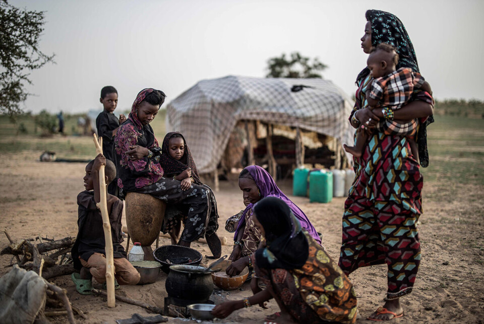Wodaabe-kvinner lager frokost i Bermo i Niger. Ifølge FNs mat- og jordbruksorganisasjon (FAO) levde mer enn en million mennesker i Niger med konstant matusikkerhet i fjor. Foto: Marco Longari / AFP / NTB scanpix Wodaabe-kvinner lager frokost i Bermo i Niger. Ifølge FNs mat- og jordbruksorganisasjon (FAO) levde mer enn en million mennesker i Niger med konstant matusikkerhet i fjor. Foto: Marco Longari / AFP / NTB scanpix