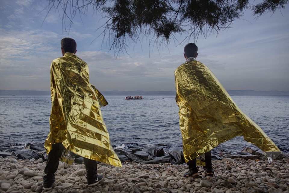 September 2015: To menn har ankommet Lesvos og forsøker å holde varmen mens de ser enda gummibåt på vei mot stranda. Men den greske Kystvakten lager bølger rundt båten og flere faller i vannet. Doktorgradsstipendiat Henrik Kjellmo Larsen ankom selv Lesvos noen dager etter hendelsen og delte ut tusenvis av folie-pledd til migranter på den samme stranda. - Den gang var det stor oppslutning om å hjelpe, men nå er selv EUs grenseorgan Frontex involvert i pushbacks, sier han. Foto: Espen Rasmussen / VG / NTB