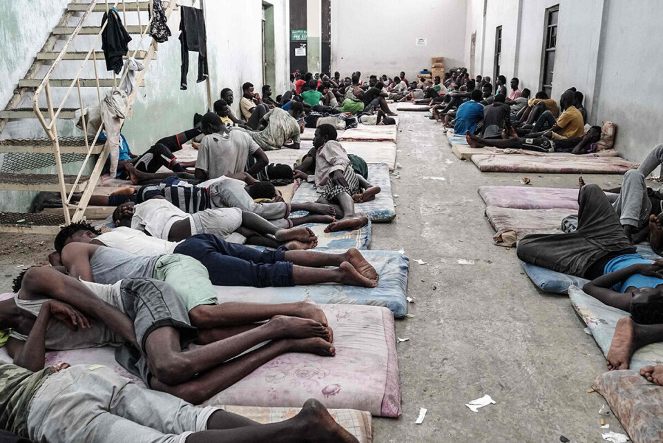 Umenneskelig: Interneringssentrene i Libya har fått kraftig kritikk gjennom en årrekke. Bildet er fra Zawiyah og er tatt i 2017, men fortsatt fratas de som stues slik sammen de mest grunnleggende rettigheter, forklarer MSFs Trygve Thorson: - Det befinner seg nå rundt 2000 menn, kvinner og barn i de ulike sentrene. De lever under uhygieniske forhold, med få eller ingen dusjer og toaletter, og ikke nok mat, sier han. Foto: Taha Jawashi / AFP / NTB