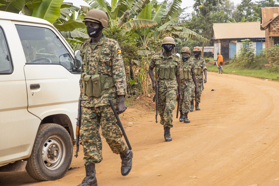 Militæret patruljerer området utenfor huset til presidentkandidat Bobi Wine som sitter i husarrest siden fredag. Foto: Sofi Lundin