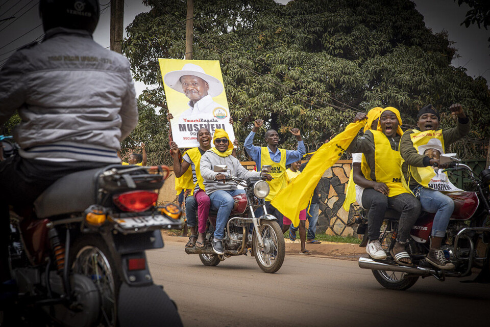 NRM-tilhengere feirer seieren til president Yoweri Museveni som ble kåret vinner av årets valg i Uganda. Foto: Sofi Lundin