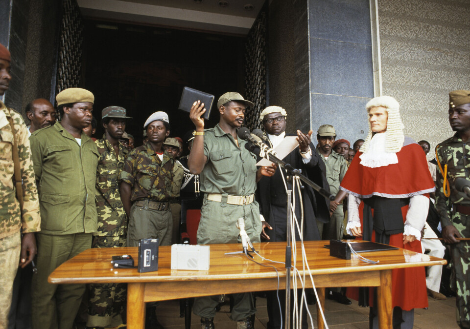 OpprørslederenYoweri Museveni har tatt makta i Uganda i januar 1986, etter å ha beseiret den forrige presidenten Milton Obote.