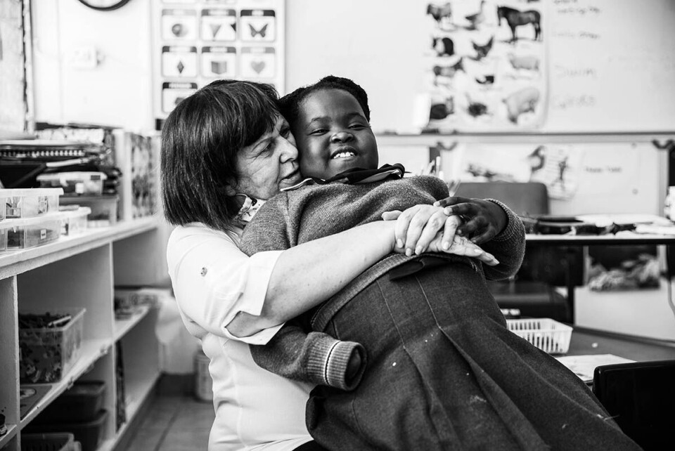 Hope på skolen med læreren, Brenda Ben-David.