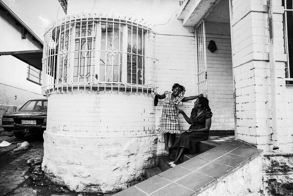 Hope (8) og Beauty Ndlovu utenfor hjemmet i Yeoville, Johannesburg.