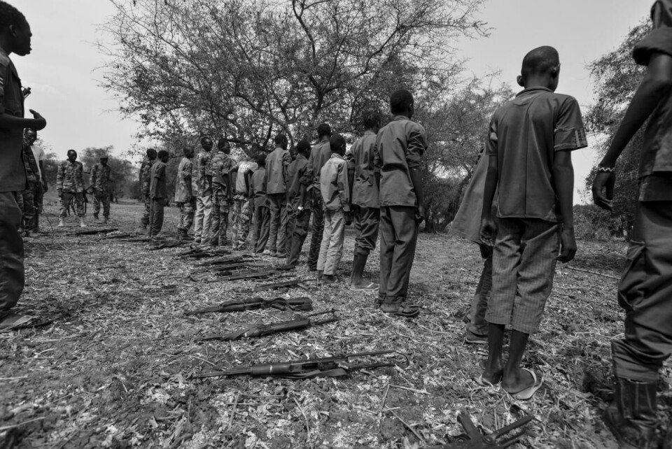 Barnesoldater under en avvæpningsseremoni i delstaten Jonglei i Sør-Sudan i februar 2015. Human Rights Watch beskriver i sin ferske årsrapport omfattende brudd på menneskerettighetene i det som er et av tolv «fokusland» for norsk utviklingssamarbeid. Foto: Sebastian Rich / Corbis / AP / HRW