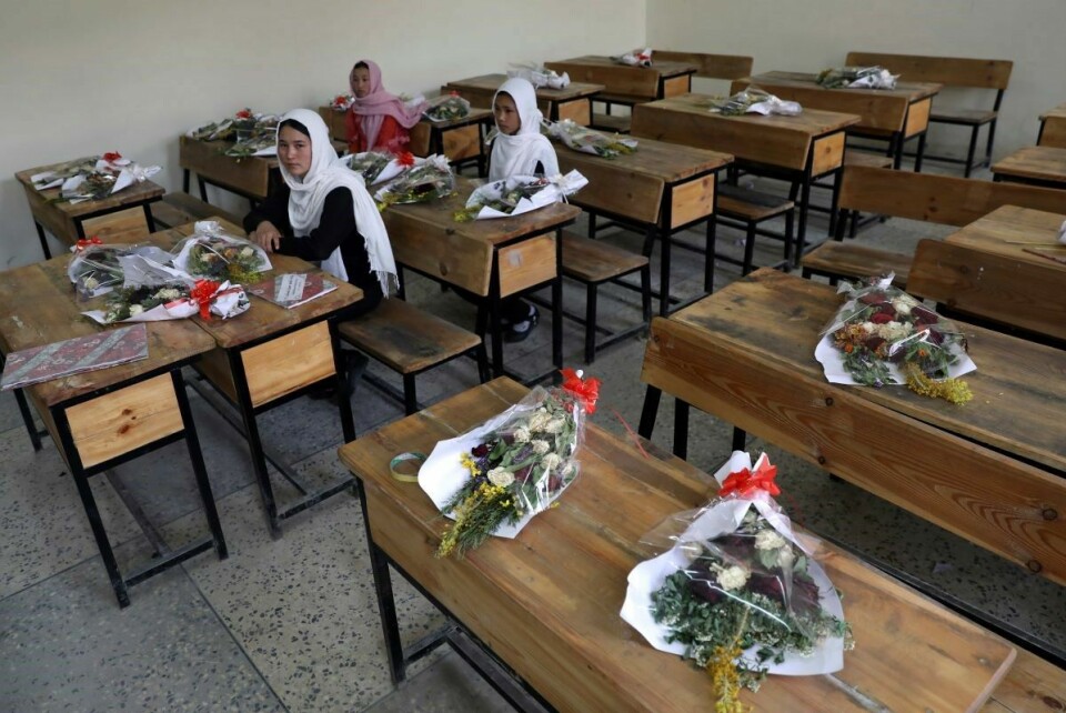 Barns rettigheter har vært viktig i Norges internasjonale engasjement, særlig retten til utdanning. Vi mener likevel at Norge ikke har vært flinke nok til å løfte barns rettigheter på tvers av sektorer, skriver SOS-barnebyer. Her fra minnemarkeringen etter et bombeangrep mot en jenteskole i Kabul i Afghanistan, 08. mai i år. Foto: Rahmat Gul / AP Photo / NTB