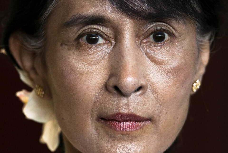 Aung San Suu Kyi står midt i en farse av en politisk prosess. Jeg vil påstå at hennes politiske tankesett har endret seg langt mindre enn vårt syn på henne. Årsaken til endringen ligger i større grad hos oss i vesten enn hos Aung San Suu Kyi selv, skriver Audun Aagre. Foto: Markus Schreiber / AP / NTB