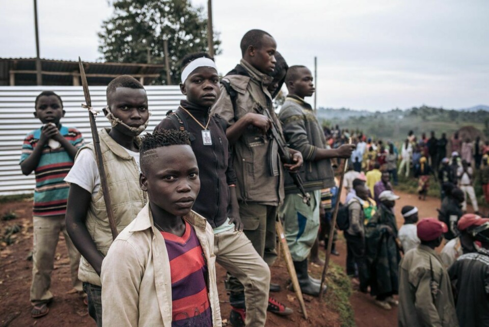 Livet som barnesoldat setter dype spor i kropp og sjel for alt for mange barn i verden i dag, og utviklingen har for lenge gått i feil retning. Her deltar unge gutter på et møte arrangert av en opprørsgruppe i det nordøstlige DR Kongo. Opprørsgruppen bruker barnesoldater. Foto: AFP / NTB