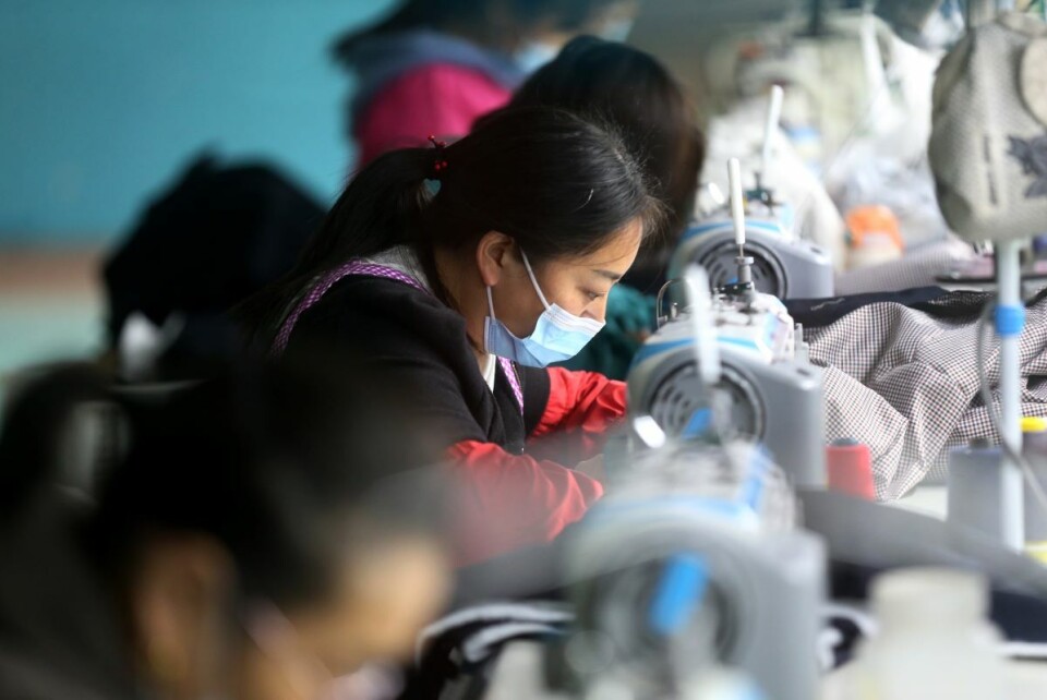 Strukturendringer i Kina er hovedårsaken til de store framskittene bort fra ekstrem fattigdom i verden, skriver Rune Jansen Hagen. Denne klesfabrikken i Chongqing i Kina er et tiltak for å redusere fattigdom i hushold som har måtte flytte. Foto: Yang Min / Costfoto/Sipa USA/ NTB