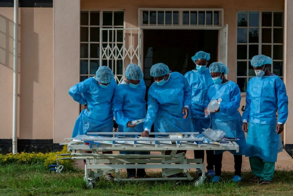 I Malawi er hele to av tre sykepleierstillinger ubesatt, og over 4000 sykepleiere står uten jobb. Landets helsevesen tappes for helsepersonell, skriver Norsk sykepleierforbund. Her gjør helsearbeidere seg klare til å behandle koronasyke pasienter ved Kamuzu Central Hospital i Malawis hovedstad Lilongwe, 18. januar i år. Foto: Amos Gumulira / AFP / NTB
