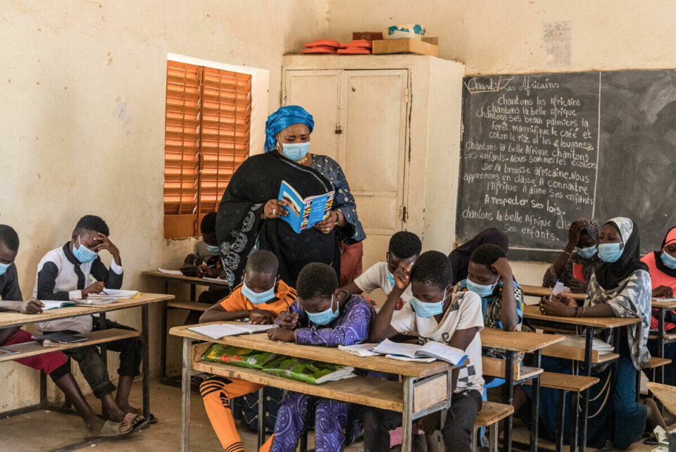 I Sahel er over 4000 skoler fremdeles stengt som følge av covid-19, og over 13 millioner barn står utenfor utdanningssystemet. Det har ført til at de væpnede gruppene fører en mer bevisst og kalkulert rekrutteringsstrategi, og at de rekrutterer barn, skriver Redd Barna. Her fra en skole i Niger for flyktningebarn fra Sahel. Foto: Apsatou Bagaya / Save the Children