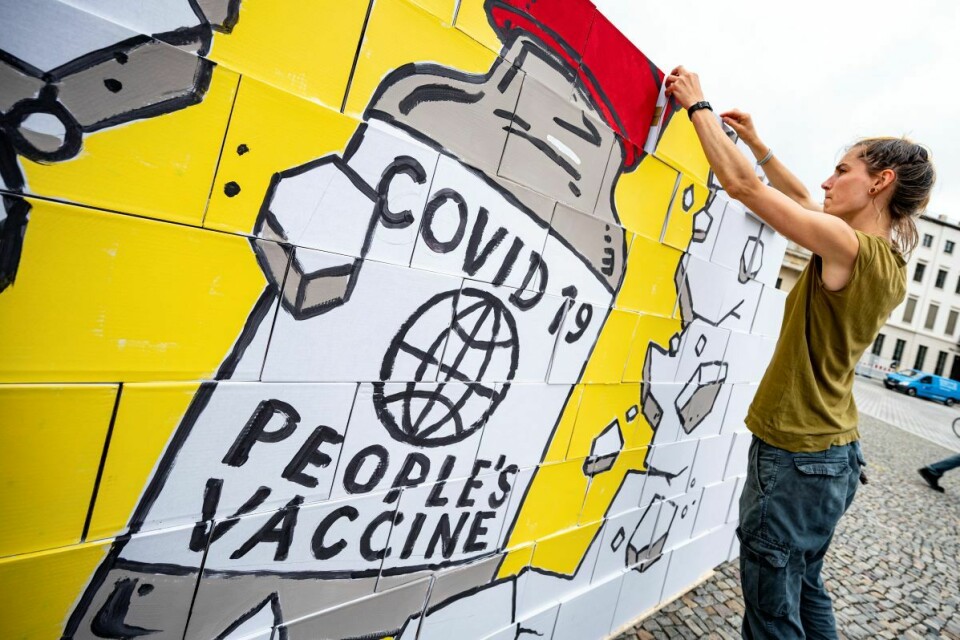 En protest mot patenter på covid-19-vaksinere rigges i Berlin. Foto: Fabian Sommer/dpa /NTB