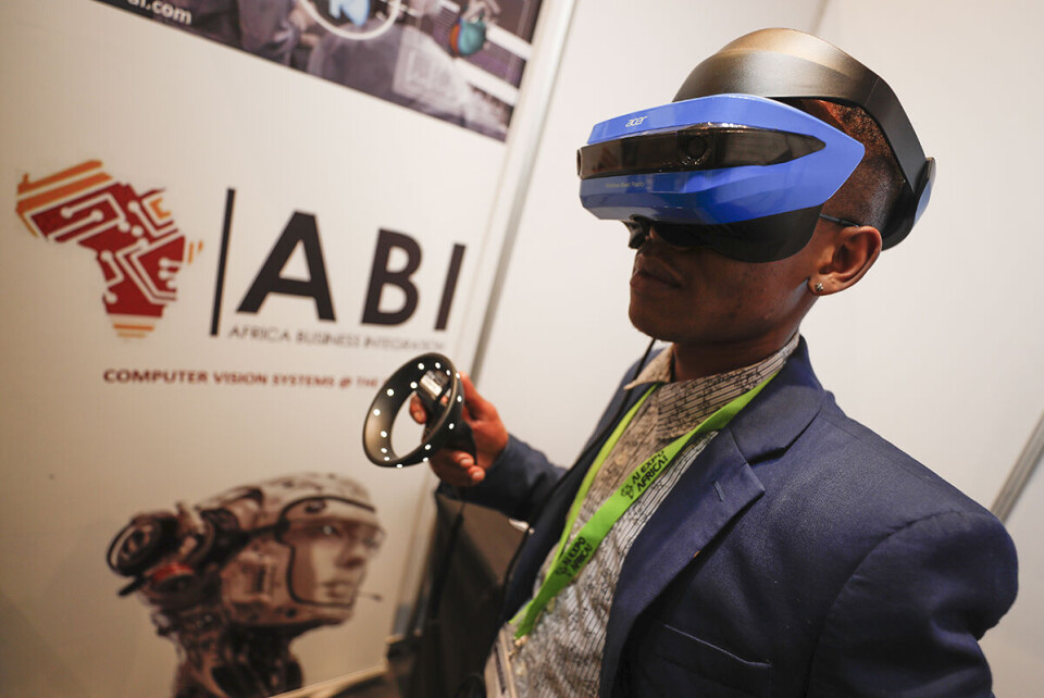 En deltager tester ut nytt utstyr på en konferanse om kunstig intelligens i Cape Town, Sør-Afrika. Foto: NTB scanpix