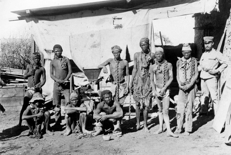 En tysk soldat avbildet sammen med namibiske krigsfanger under Tysklands krig mot nama- og hererofolket mellom 1904 og 1908. Foto: National archives of Namibia / AFP / NTB