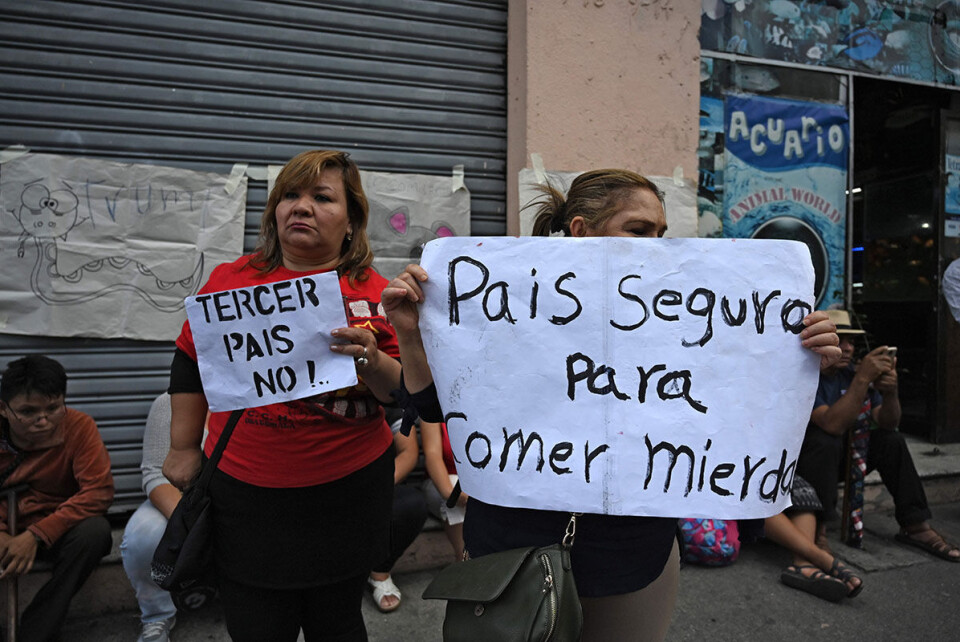 Når den eneste veien ut av fattigdom oppleves som å plassere målskive på sin egen og familiens rygg, ser fremtiden mørk ut, skriver artikkelforfatteren. Kvinner i Guatemala protesterer mot migrasjonsavtalen som landets myndigheter har inngått med USA. Washington betrakter Guatemala som trygg. Foto: AFP / NTB scanpix