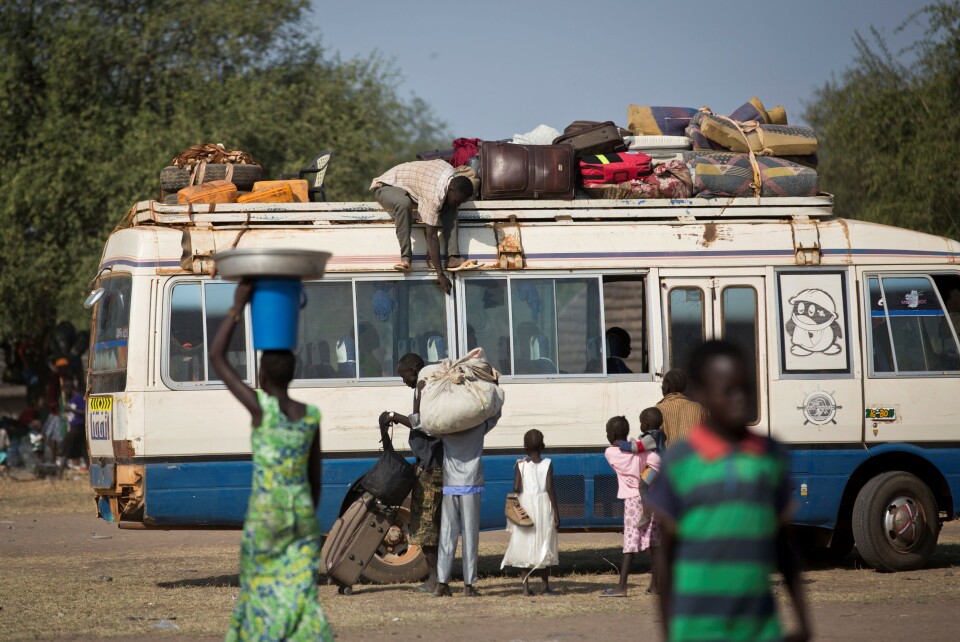 Å reise langs veiene i Sør-Sudan er ikke trygt. Overfall og drap på reisende er ikke uvanlig. Mangelen på sikkerhet rammer blant annet økonomien i landet, skriver journalist Benjamin Chagal. Bildet viser en buss på veien fra byen Bor til Juba. Foto: Ben Curtis/AP/NTB