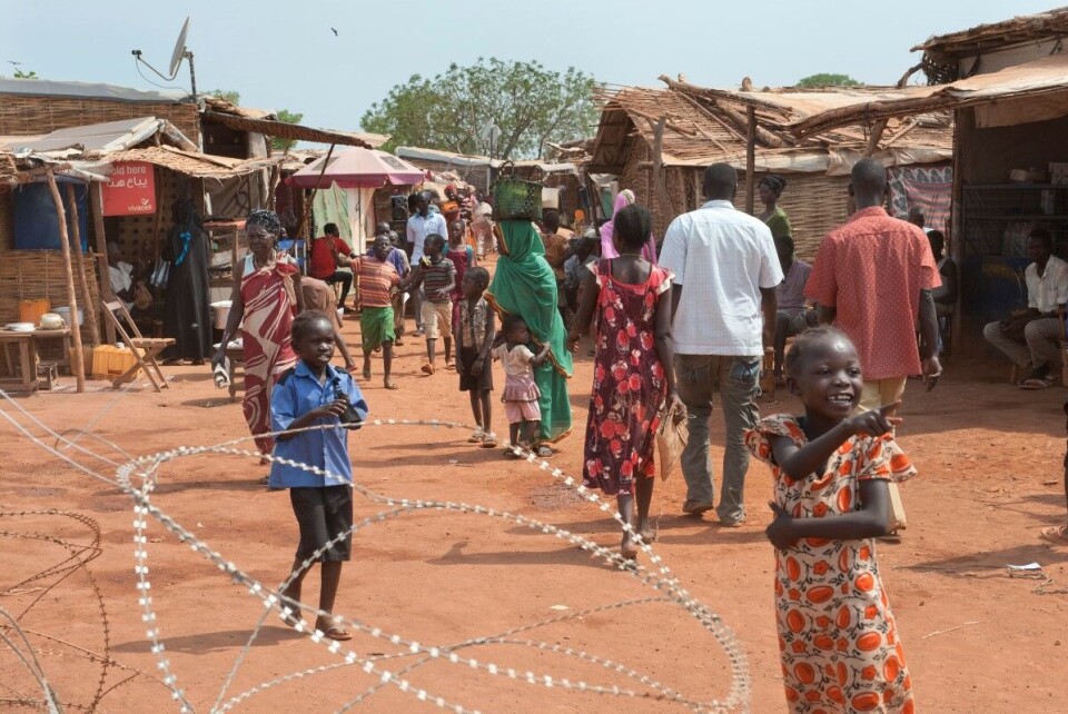 Mens korrupte ledere lar konflikten fortsette er flere millioner sørsudanere flyktninger, enten i eget land eller i nabolandene. Bildet er fra FN-leiren i Wau, hvor det på det meste bodde om lang 40 000 mennsker som ikke følte seg trygge utenfor leiren. Foto: Ken Opprann.