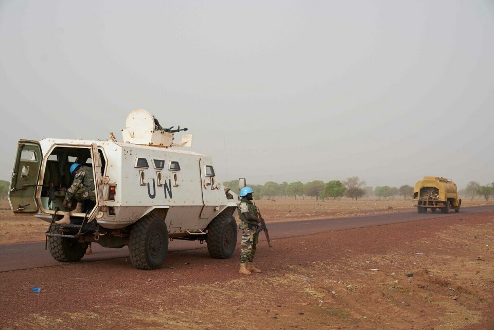 I Mali har den internasjonale militære intervensjonen vært nødvendig for å stagge en militær offensiven fra jihadistene, men militærmakt alene kan ikke knuse opprøret, skriver artikkelforfatteren. Han mener at en viktig årsak til konflikten i Mali er langvarig minsøye med en korrupt stat. Bildet viser FN-soldater fra Togo på patrulje på veien mellom Mopti og Djenne. Foto: Michele Cattani / AFP / NTB scanpix