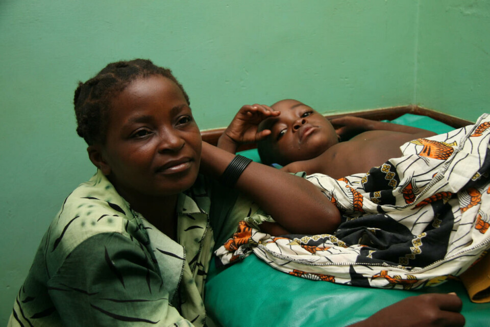 Kampen mot malaria må trappes opp igjen, mener malariaekspert Fredros Okumu fra Tanzania. Bildet er fra barneavdelingen på Mangochi District Hospital i byen Mangochi i Malawi.  Fem år gamle Mafuto er alvorlig syk med malaria. Moren Sakina Jafari (20) er med på akuttavdelingen der tre av fire barn har malaria.
Foto: Gunnar Zachrisen.