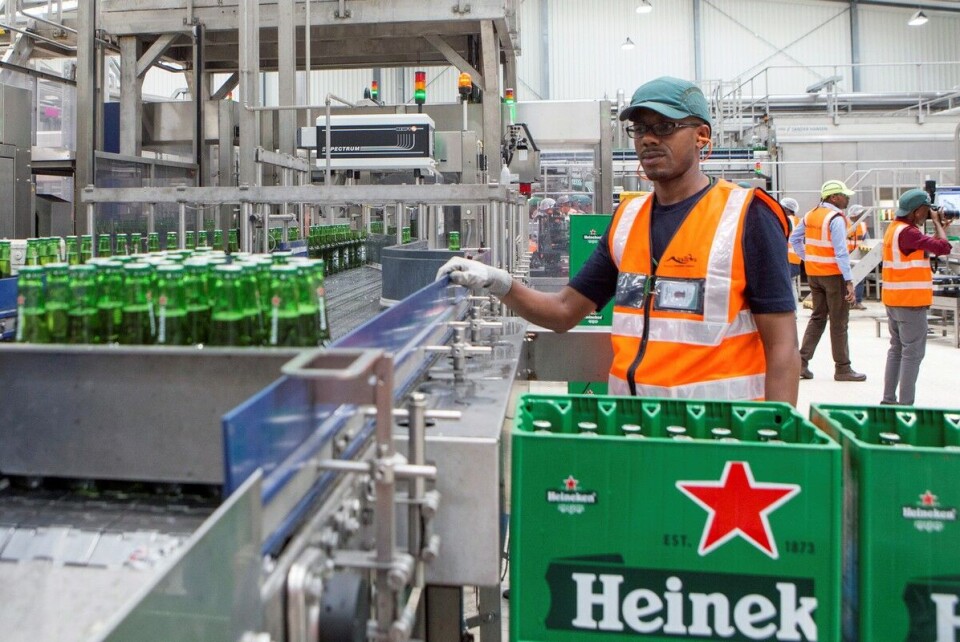Nederlandske Heineken har stor markedsandel i flere afrikanske land, og har blant annet møtt kritikk for å fremme økt alkoholforbruk. Flaskeøl fra seriøse produsenter kan imidlertid være et alternativ til illegalt hjemmebrygget øl. Helsemyndighetene i flere land har lenge arbeidet aktivt for å fremme seriøs ølproduksjon, skriver artikkelforfatteren. Bildet er fra januar i år fra Heinekens bryggeri i Gisenyi i Rwanda. Foto: Jean Bizimama / Reuters / NTB scanpix