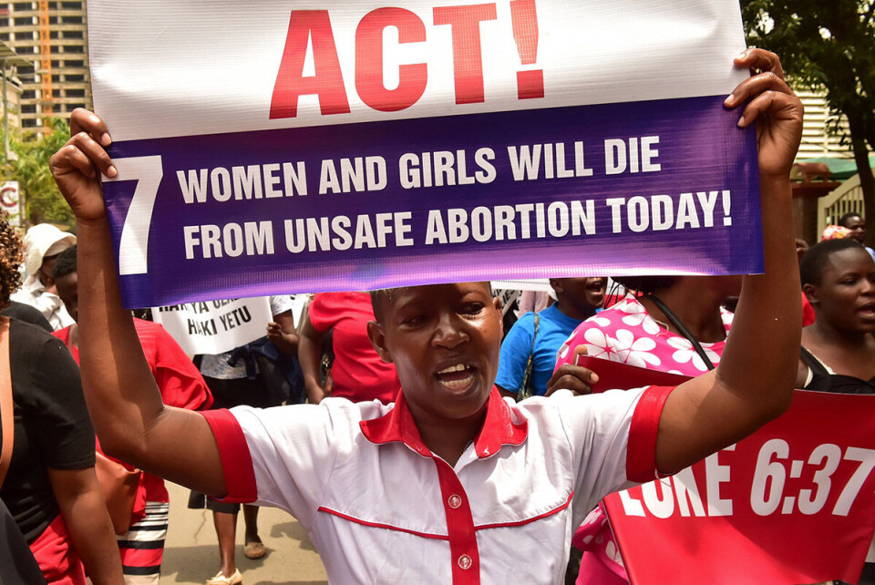 For å slippe å gå til illegale abort-operatører, forsøker kenyanske kvinner å fremkalle aborter på egen hånd. Vanlige metoder er å ta store mengder smertestillende tabletter eller å forgifte seg selv med vaskemidler. Bildet er fra en demonstrasjon i Nairobi i april. Foto: AFP/ NTB scanpix