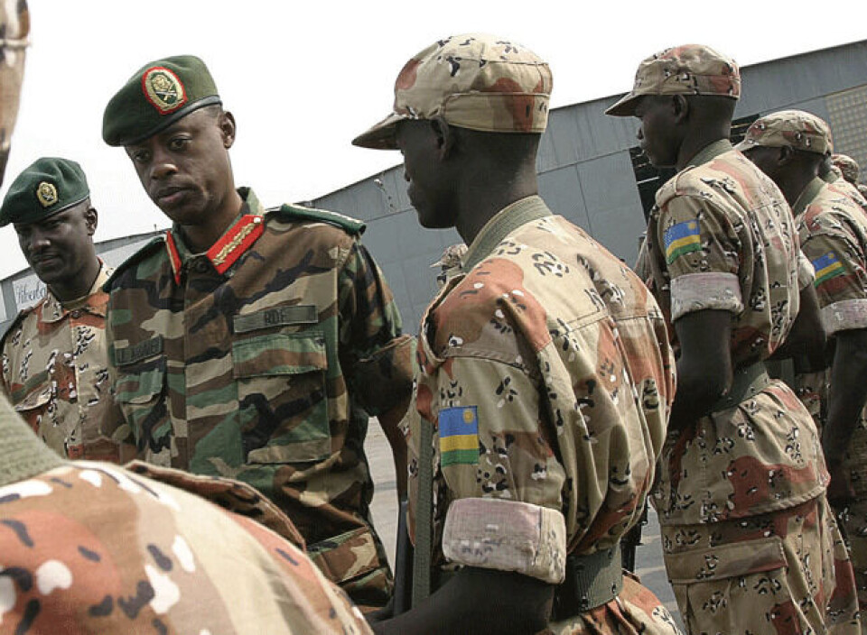 General James Kabarebe da han fortsatt var i hæren på inspeksjon av rwandiske tropper som skulle delta i fredsoperasjoner i Darfur. Foto: Scanpix