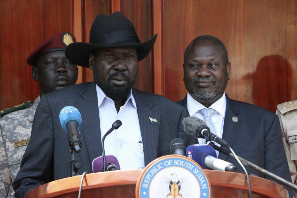 Fredsavtalene i 2002 og 2005 løste ikke opp i det skeptiske forholdet mellom Sør-Sudans president Salva Kiir (til venstre) og visepresident Riek Machar (til høyre). Kiir og Machar ledet aldri landet sammen, og da det dårlige samarbeidet eksploderte i en åpen konflikt var volden nærmest uunngåelig, skriver Stein Erik Horjen. Foto: Peter Louis / AFP / NTB