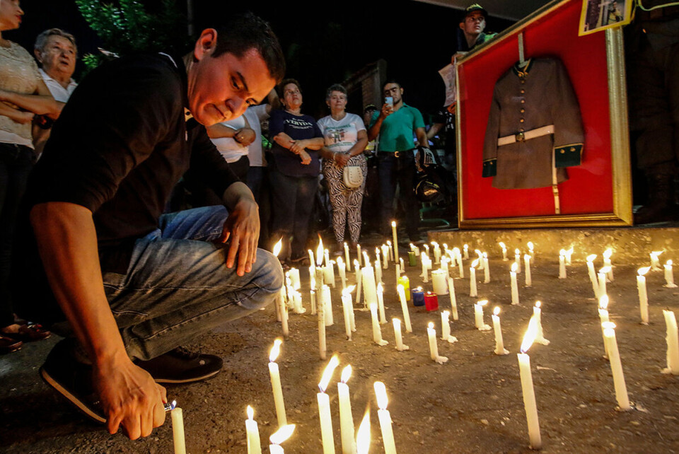 Sørgende etter angrepet på politiakademiet i Colombia tidligere i år. Foto: NTB scanpix