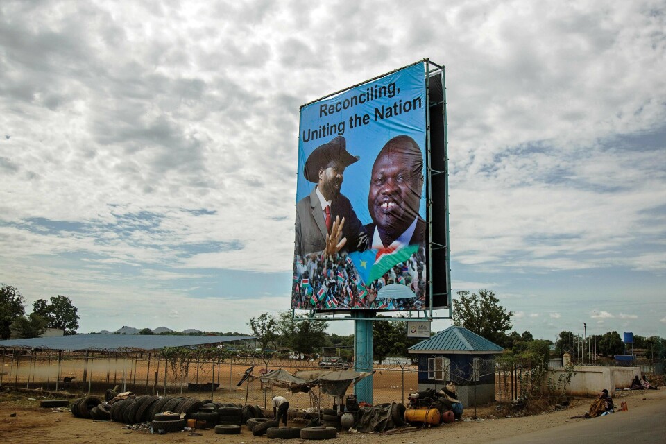 En plakat i Juba av av president Salva Kiir, som er dinka, og visepresident Riek Machar, som er nuer. Å fjerne disse lederne vil ikke alene løse problemene i Sør-Sudan. Den eller de som skal lede landet videre må på en eller annen måte skaffe seg støtte hos disse to store etniske gruppene, skriver Jan Ledang som blant annet være Norges generalkonsul i Sør-Sudan i seks år. Foto: Albert Gonzales Farran/AFP/NTB.
