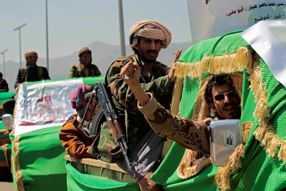 Etter at væpnede Houthi-styrker tok kontroll over hovedstaden Sana‘a i 2015 har konflikten i Jemen vært fastlåst. Norge bør bruke sin erfaring innen megling til å fremme dialog mellom partene i konflikten, skriver Magnus Fitz. Her fra begravelsen til Houthi-krigere som ble drept i kamp i februar i år. Foto: Hani Mohammed / AP Photo / NTB