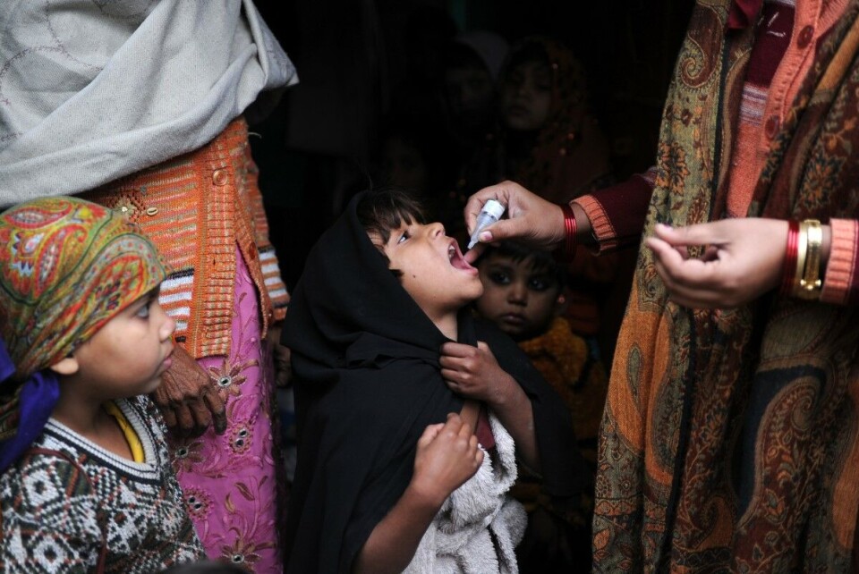 Et barn får poliovaksine under en kampanje i Ghaziabad i utkanten av New Delhi i 2012. India har hatt store vaksinekampanjer, men ennå er det mye som gjenstår. Foto: AFP / NTB scanpix