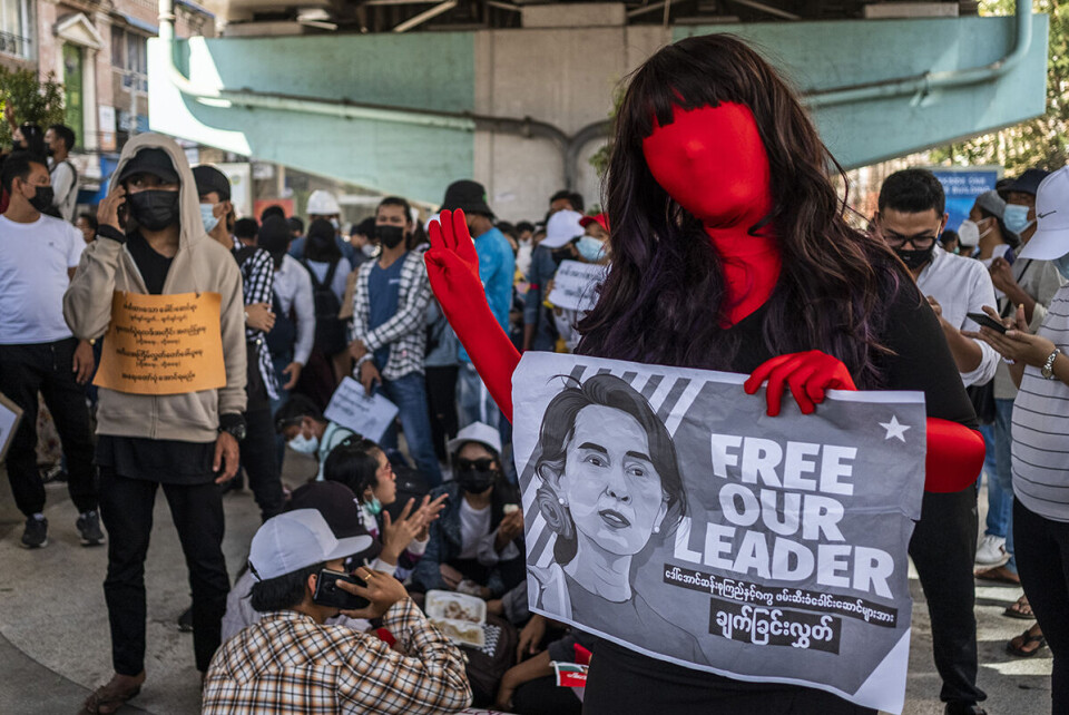 Med kreative kostymer og metoder har storbyen Yangons innbyggere dag etter dag protestert mot kuppmakerne. Foto: Nyan Zay Htet