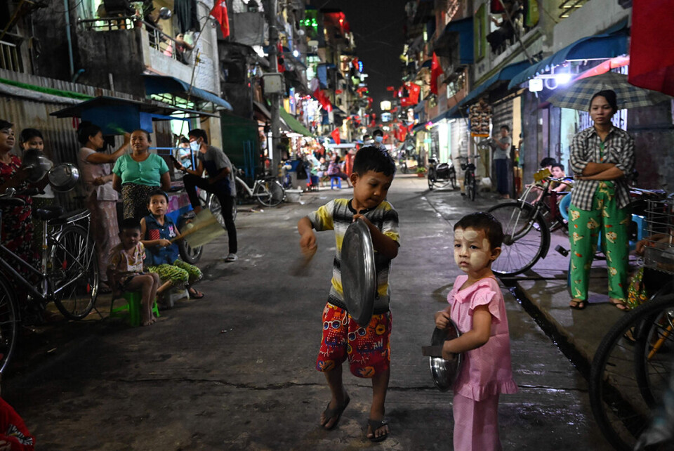 Torsdag kveld ble det igjen arrangert lydprotester i Yangon. Folk slo på trommer og grytelokk eller annet de hadde tilgjengelig. 1. februar 2021 skrudde det burmesiske militæret igjen tiden tilbake i Myanmar, og viste oss nok en gang at de er villig til å stjele makten, midt på natten, selv når vi minst ventet det, skriver Audun Aagre. Foto: Str. / AFP / NTB