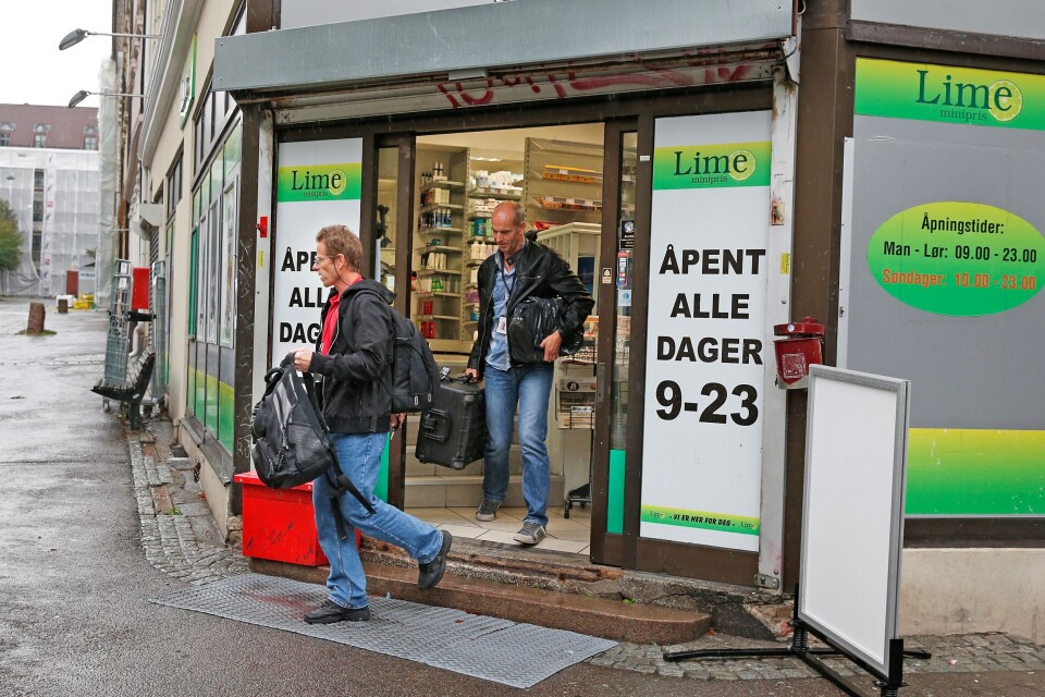 Den såkalte Lime-saken demonstrerte for alvor at det finnes tvangsarbeid også i Norge. I den nevnte saken ble 13 personer med tilknytning til dagligvarekjeden Lime, tiltalt for menneskehandel og organisert kriminalitet. I høst ble 12 av de 13 tiltalte dømt, hovedmannen fikk 9 års fengsel. På bildet bærer politiets etterforskere ut bevismateriale fra en av butikkene. Foto: Trond Solberg/VG/NTB.