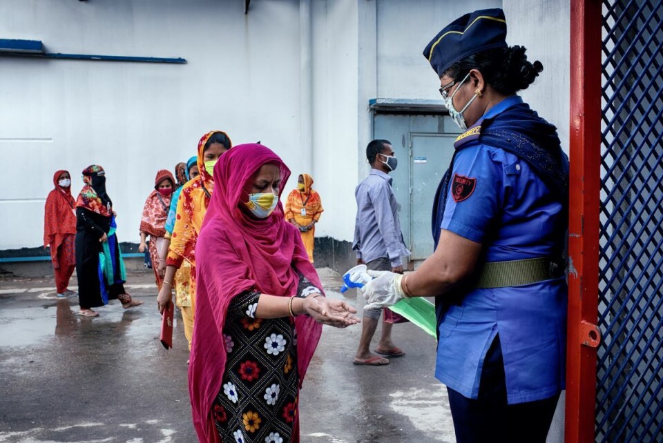 Etter en lang nedstengning på grunn av korona har 4000 bangladeshiske tekstilfabrikker nå startet produksjonen igjen - men lønningene er lavere enn før. De store internasjonale kleskjedene etterspør mindre og nekter også å være med på å betale noen form for kompensasjon til de mange arbeidere som har mistet jobben. Millioner av tekstilarbeidere og deres familier lever nå i usikkerhet. Bildet er fra en fabrikk i Dhaka, hovedstaden i Bangladesh. Foto: Fabeha Monir.