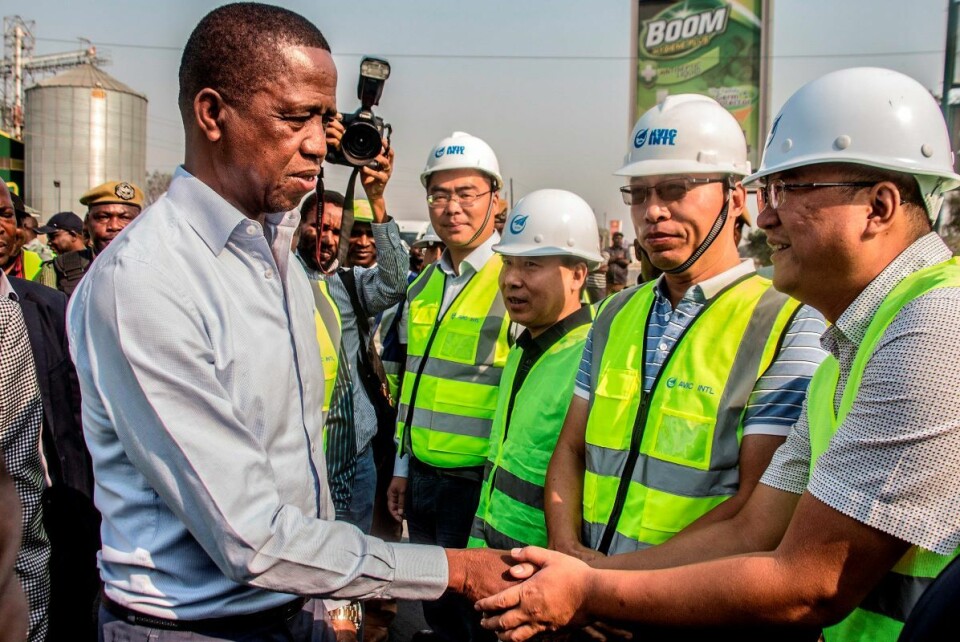 Zambias president Edgar Lungu møter kinesiske arbeidere ved Aviation Industry Corporation of China (AVIC Intl) i Lusaka. Kina har gitt store milliardlån til Zambia og en rekke andre afrikanske land. Foto: AFP/ NTB